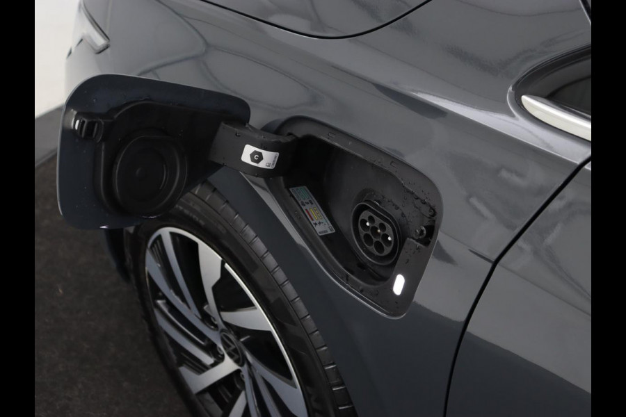 Volkswagen Golf 1.4 eHybrid Style | Trekhaak | Stoelverwarming | Massage | Carplay | Memory | Navigatie | Adaptive cruise | Full LED | Parkeerhulp | Sfeerverlichting | PHEV | Plug In