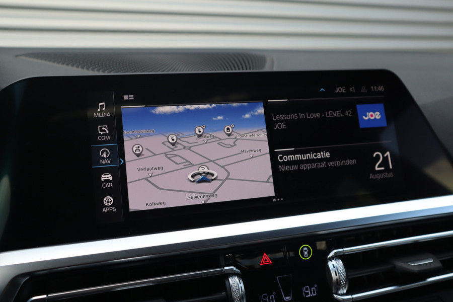 BMW 3-serie M-Sport 19inch / SOH91% / Glazen dak / HiFi / 50 Jahre / Camera / M Performance