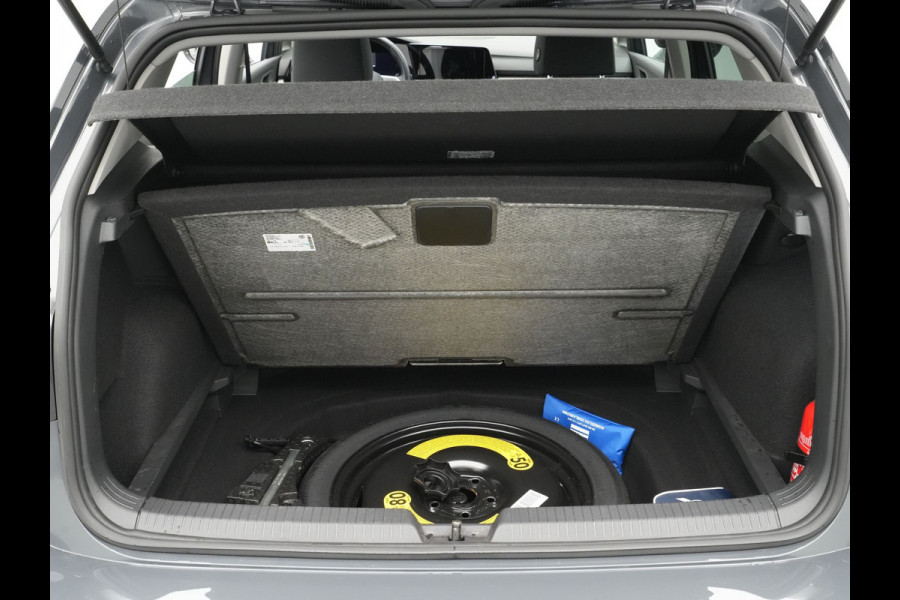 Volkswagen Golf 1.5 TSI 130pk first Navigatie Stoelverwarming Acc 18'' velgen 211 Volkswagen Golf 1.5 TSI 130pk first Navigatie Stoelverwarming Acc 18'' velgen 211