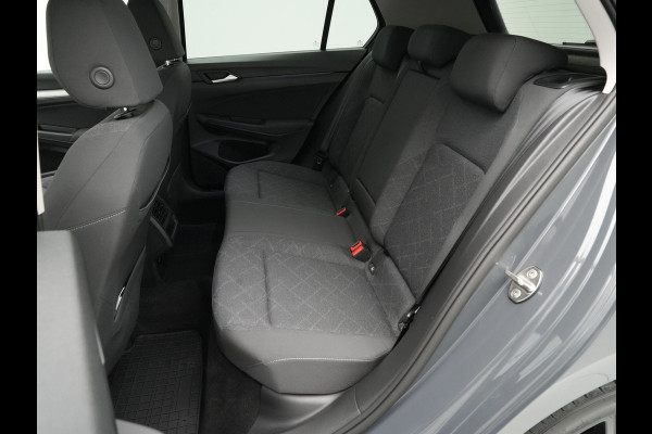 Volkswagen Golf 1.5 TSI 130pk first Navigatie Stoelverwarming Acc 18'' velgen 211 Volkswagen Golf 1.5 TSI 130pk first Navigatie Stoelverwarming Acc 18'' velgen 211