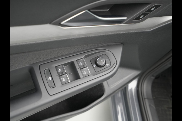 Volkswagen Golf 1.5 TSI 130pk first Navigatie Stoelverwarming Acc 18'' velgen 211 Volkswagen Golf 1.5 TSI 130pk first Navigatie Stoelverwarming Acc 18'' velgen 211