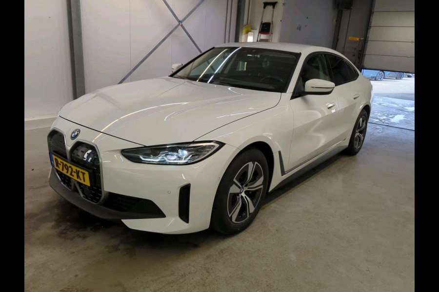 BMW i4 eDrive40 84 kWh | Trekhaak | Navi | Camera |