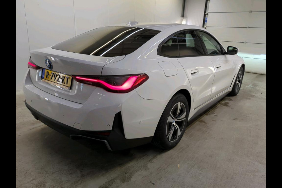 BMW i4 eDrive40 84 kWh | Trekhaak | Navi | Camera |
