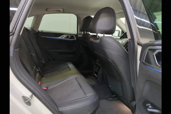BMW i4 eDrive40 84 kWh | Trekhaak | Navi | Camera |