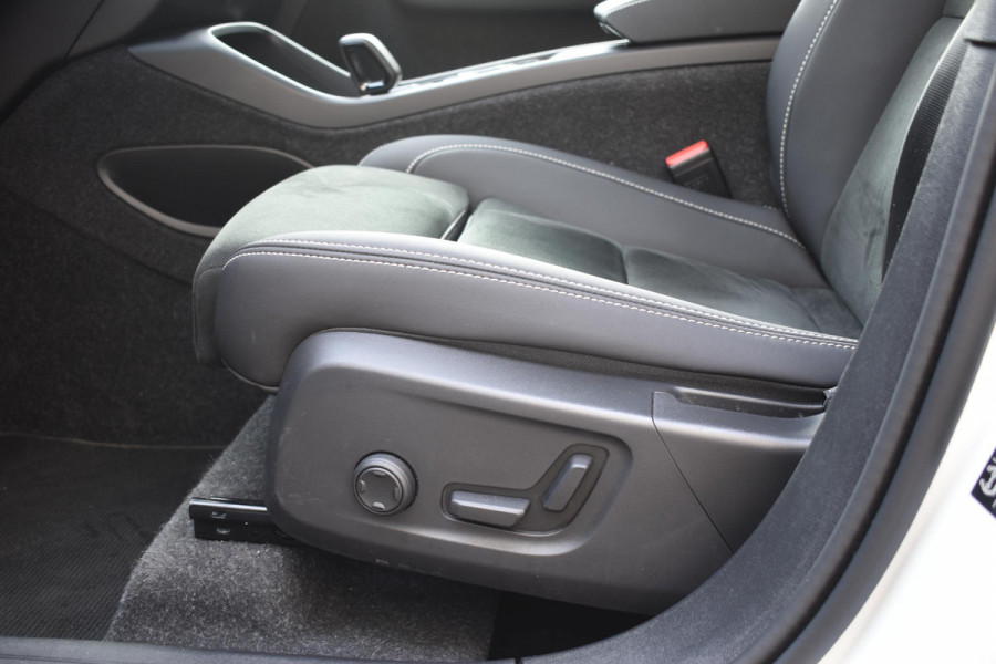 Volvo XC40 B4 211PK Automaat Plus Dark / Harman Kardon / Donker getint glas / Elektrisch bedienbare stoelen / 19''velgen / Driver assist / Microtech Nubuck / Camera achter
