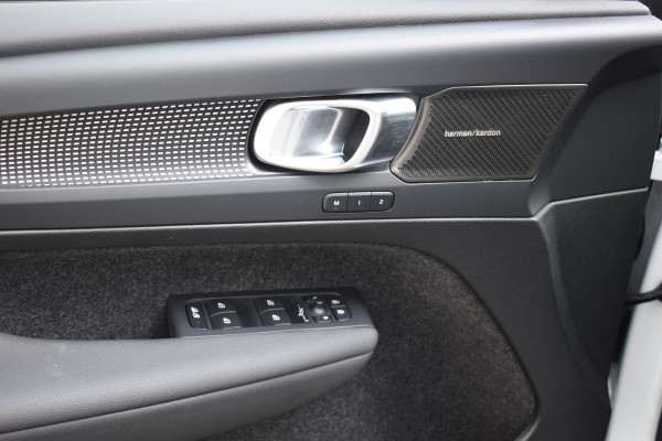 Volvo XC40 B4 211PK Automaat Plus Dark / Harman Kardon / Donker getint glas / Elektrisch bedienbare stoelen / 19''velgen / Driver assist / Microtech Nubuck / Camera achter