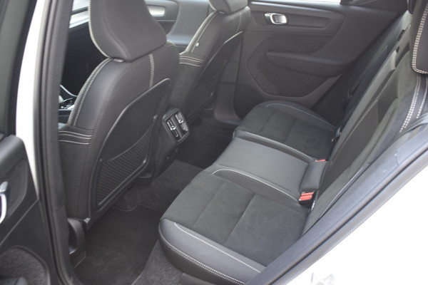 Volvo XC40 B4 211PK Automaat Plus Dark / Harman Kardon / Donker getint glas / Elektrisch bedienbare stoelen / 19''velgen / Driver assist / Microtech Nubuck / Camera achter