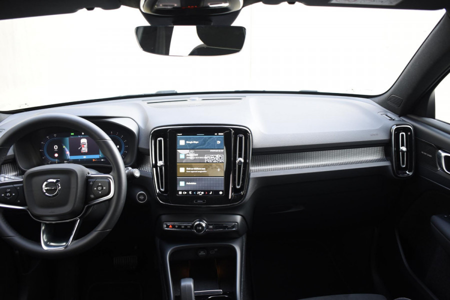 Volvo XC40 B4 211PK Automaat Plus Dark / Harman Kardon / Donker getint glas / Elektrisch bedienbare stoelen / 19''velgen / Driver assist / Microtech Nubuck / Camera achter