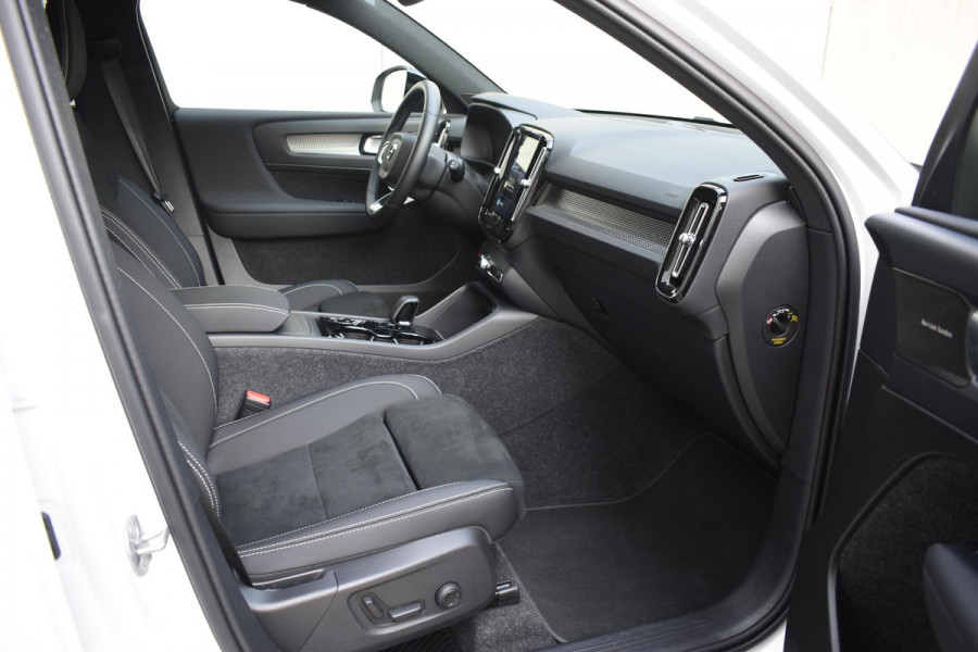 Volvo XC40 B4 211PK Automaat Plus Dark / Harman Kardon / Donker getint glas / Elektrisch bedienbare stoelen / 19''velgen / Driver assist / Microtech Nubuck / Camera achter