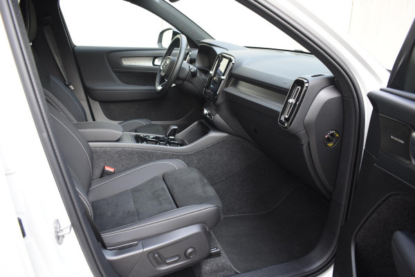 Volvo XC40 B4 211PK Automaat Plus Dark / Harman Kardon / Donker getint glas / Elektrisch bedienbare stoelen / 19''velgen / Driver assist / Microtech Nubuck / Camera achter