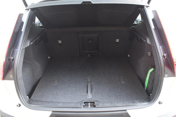 Volvo XC40 B4 211PK Automaat Plus Dark / Harman Kardon / Donker getint glas / Elektrisch bedienbare stoelen / 19''velgen / Driver assist / Microtech Nubuck / Camera achter