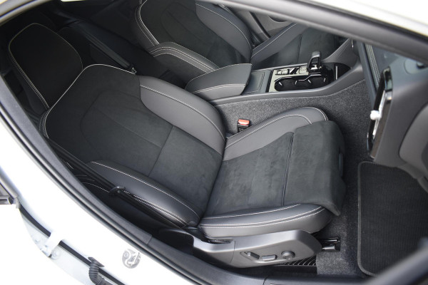 Volvo XC40 B4 211PK Automaat Plus Dark / Harman Kardon / Donker getint glas / Elektrisch bedienbare stoelen / 19''velgen / Driver assist / Microtech Nubuck / Camera achter