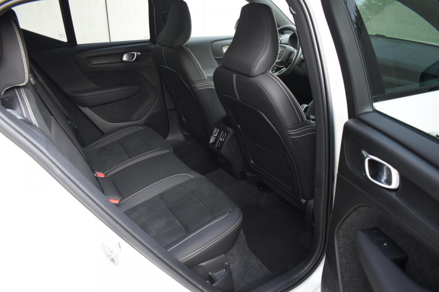 Volvo XC40 B4 211PK Automaat Plus Dark / Harman Kardon / Donker getint glas / Elektrisch bedienbare stoelen / 19''velgen / Driver assist / Microtech Nubuck / Camera achter