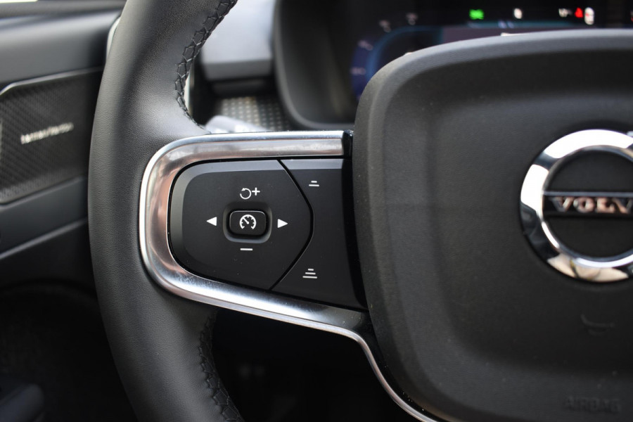Volvo XC40 B4 211PK Automaat Plus Dark / Harman Kardon / Donker getint glas / Elektrisch bedienbare stoelen / 19''velgen / Driver assist / Microtech Nubuck / Camera achter