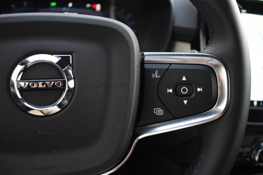 Volvo XC40 B4 211PK Automaat Plus Dark / Harman Kardon / Donker getint glas / Elektrisch bedienbare stoelen / 19''velgen / Driver assist / Microtech Nubuck / Camera achter