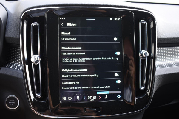 Volvo XC40 B4 211PK Automaat Plus Dark / Harman Kardon / Donker getint glas / Elektrisch bedienbare stoelen / 19''velgen / Driver assist / Microtech Nubuck / Camera achter