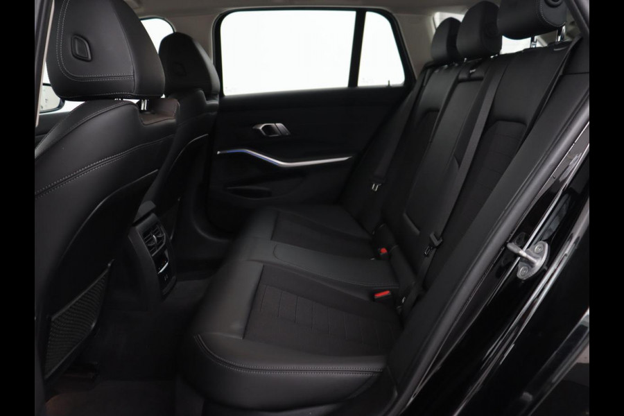BMW 3-serie 330e Sport Line | Stoelverwarming | Carplay | Sportstoelen | Half leder | Camera | Navigatie | Live Cockpit | DAB | Full LED | Park Assist | Navigatie | Climate control | PHEV | Plug In