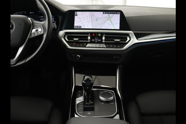 BMW 3-serie 330e Sport Line | Stoelverwarming | Carplay | Sportstoelen | Half leder | Camera | Navigatie | Live Cockpit | DAB | Full LED | Park Assist | Navigatie | Climate control | PHEV | Plug In