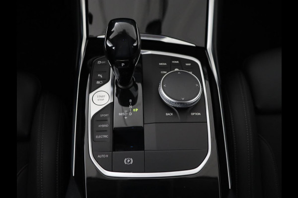 BMW 3-serie 330e Sport Line | Stoelverwarming | Carplay | Sportstoelen | Half leder | Camera | Navigatie | Live Cockpit | DAB | Full LED | Park Assist | Navigatie | Climate control | PHEV | Plug In