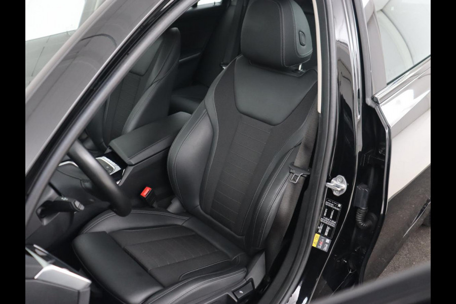 BMW 3-serie 330e Sport Line | Stoelverwarming | Carplay | Sportstoelen | Half leder | Camera | Navigatie | Live Cockpit | DAB | Full LED | Park Assist | Navigatie | Climate control | PHEV | Plug In