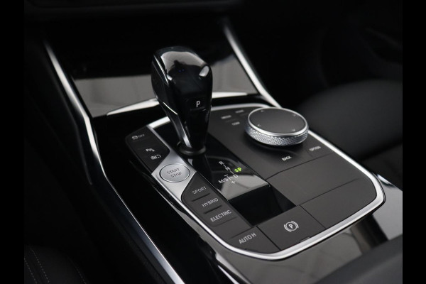 BMW 3-serie 330e Sport Line | Stoelverwarming | Carplay | Sportstoelen | Half leder | Camera | Navigatie | Live Cockpit | DAB | Full LED | Park Assist | Navigatie | Climate control | PHEV | Plug In