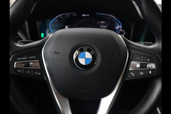 BMW 3-serie 330e Sport Line | Stoelverwarming | Carplay | Sportstoelen | Half leder | Camera | Navigatie | Live Cockpit | DAB | Full LED | Park Assist | Navigatie | Climate control | PHEV | Plug In
