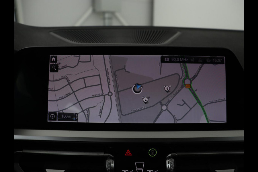 BMW 3-serie 330e Sport Line | Stoelverwarming | Carplay | Sportstoelen | Half leder | Camera | Navigatie | Live Cockpit | DAB | Full LED | Park Assist | Navigatie | Climate control | PHEV | Plug In