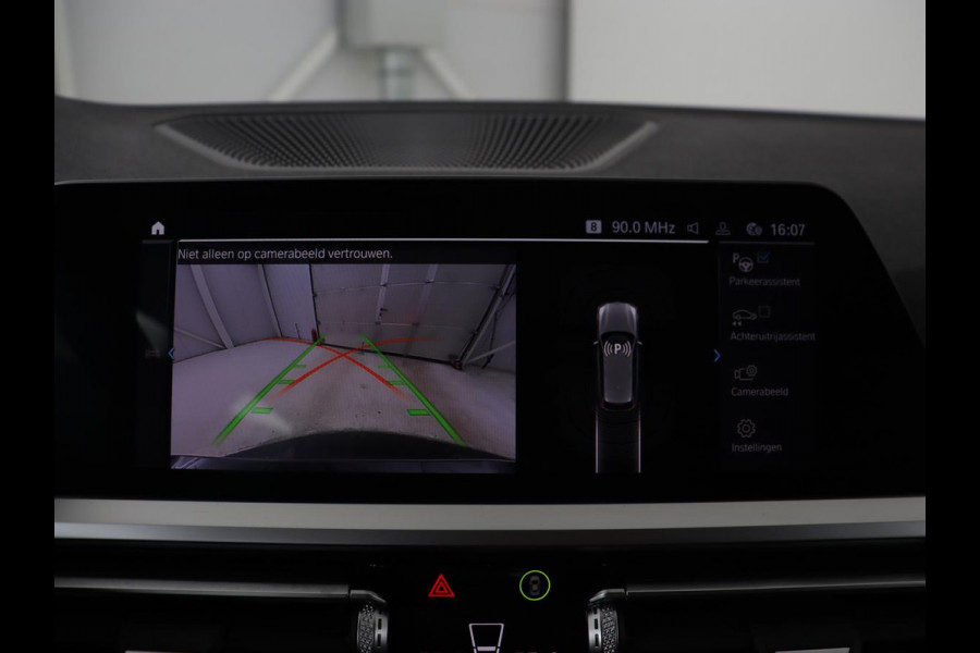 BMW 3-serie 330e Sport Line | Stoelverwarming | Carplay | Sportstoelen | Half leder | Camera | Navigatie | Live Cockpit | DAB | Full LED | Park Assist | Navigatie | Climate control | PHEV | Plug In