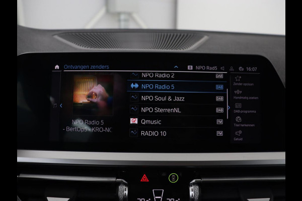 BMW 3-serie 330e Sport Line | Stoelverwarming | Carplay | Sportstoelen | Half leder | Camera | Navigatie | Live Cockpit | DAB | Full LED | Park Assist | Navigatie | Climate control | PHEV | Plug In