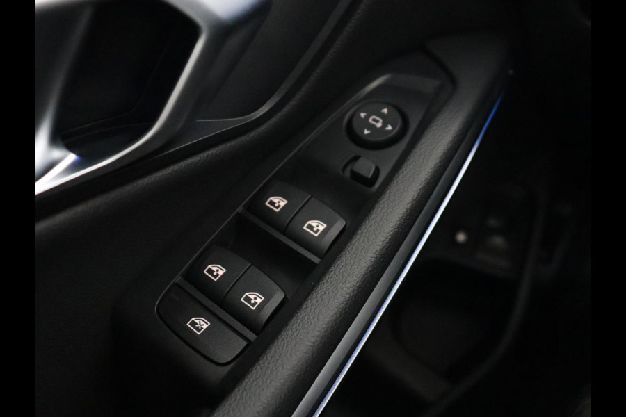 BMW 3-serie 330e Sport Line | Stoelverwarming | Carplay | Sportstoelen | Half leder | Camera | Navigatie | Live Cockpit | DAB | Full LED | Park Assist | Navigatie | Climate control | PHEV | Plug In