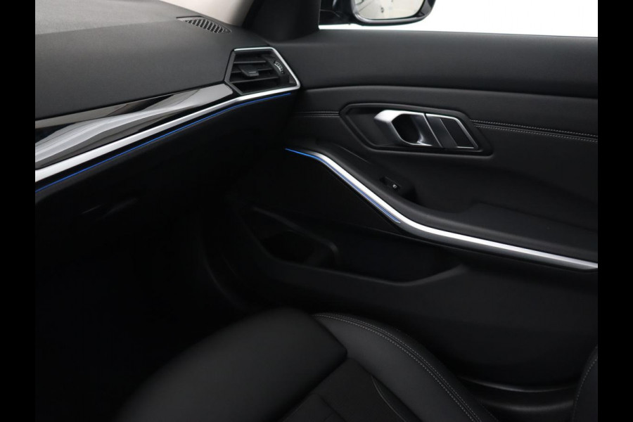 BMW 3-serie 330e Sport Line | Stoelverwarming | Carplay | Sportstoelen | Half leder | Camera | Navigatie | Live Cockpit | DAB | Full LED | Park Assist | Navigatie | Climate control | PHEV | Plug In