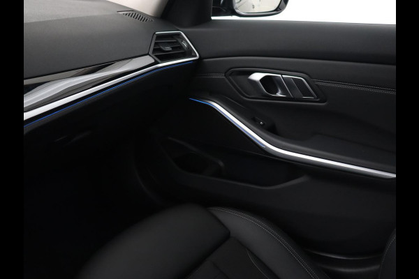 BMW 3-serie 330e Sport Line | Stoelverwarming | Carplay | Sportstoelen | Half leder | Camera | Navigatie | Live Cockpit | DAB | Full LED | Park Assist | Navigatie | Climate control | PHEV | Plug In