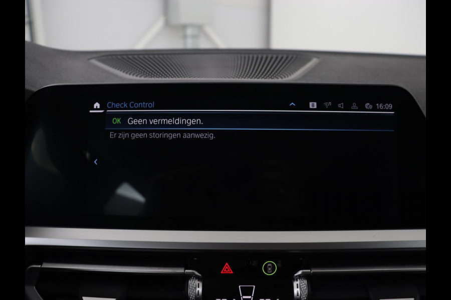 BMW 3-serie 330e Sport Line | Stoelverwarming | Carplay | Sportstoelen | Half leder | Camera | Navigatie | Live Cockpit | DAB | Full LED | Park Assist | Navigatie | Climate control | PHEV | Plug In