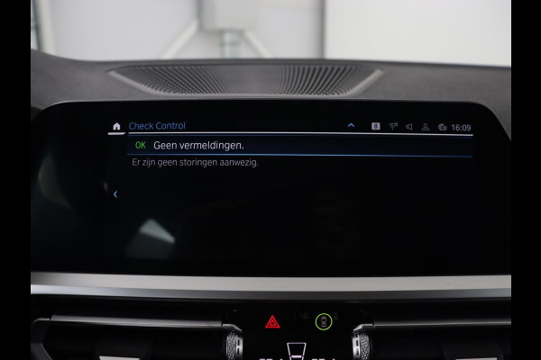 BMW 3-serie 330e Sport Line | Stoelverwarming | Carplay | Sportstoelen | Half leder | Camera | Navigatie | Live Cockpit | DAB | Full LED | Park Assist | Navigatie | Climate control | PHEV | Plug In