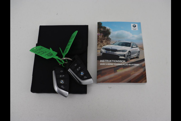 BMW 3-serie 330e Sport Line | Stoelverwarming | Carplay | Sportstoelen | Half leder | Camera | Navigatie | Live Cockpit | DAB | Full LED | Park Assist | Navigatie | Climate control | PHEV | Plug In