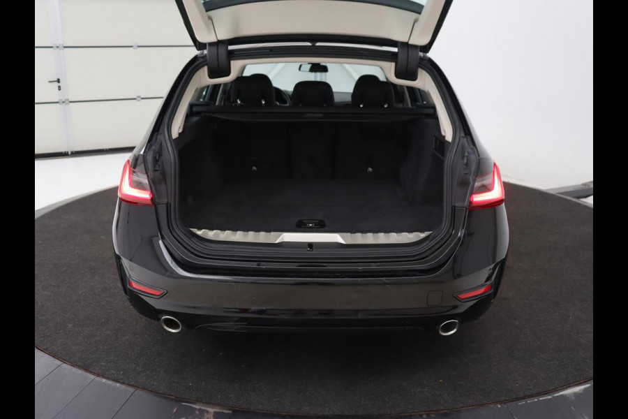 BMW 3-serie 330e Sport Line | Stoelverwarming | Carplay | Sportstoelen | Half leder | Camera | Navigatie | Live Cockpit | DAB | Full LED | Park Assist | Navigatie | Climate control | PHEV | Plug In