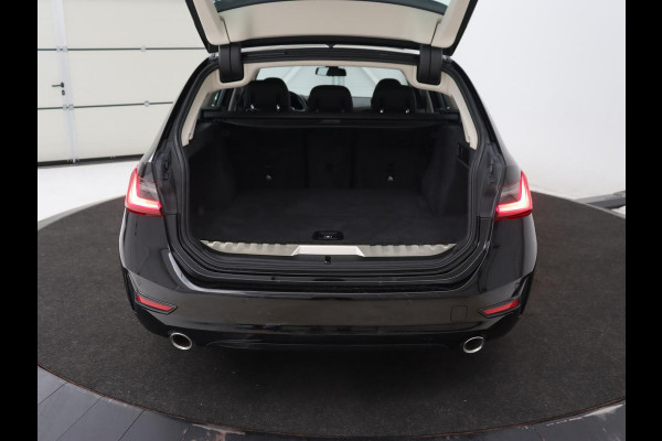 BMW 3-serie 330e Sport Line | Stoelverwarming | Carplay | Sportstoelen | Half leder | Camera | Navigatie | Live Cockpit | DAB | Full LED | Park Assist | Navigatie | Climate control | PHEV | Plug In