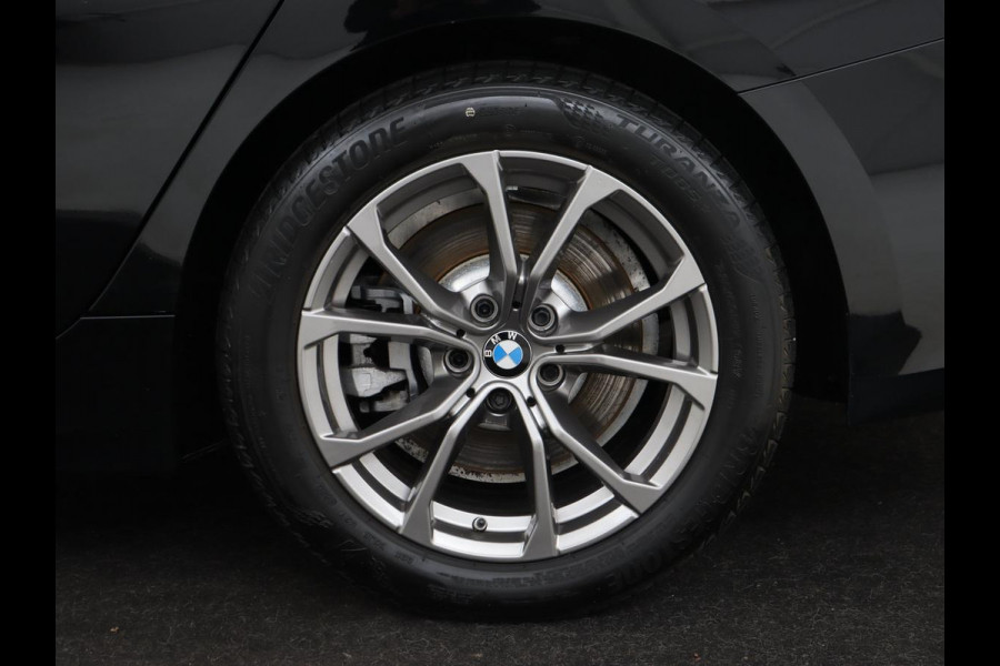 BMW 3-serie 330e Sport Line | Stoelverwarming | Carplay | Sportstoelen | Half leder | Camera | Navigatie | Live Cockpit | DAB | Full LED | Park Assist | Navigatie | Climate control | PHEV | Plug In