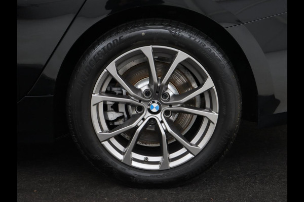 BMW 3-serie 330e Sport Line | Stoelverwarming | Carplay | Sportstoelen | Half leder | Camera | Navigatie | Live Cockpit | DAB | Full LED | Park Assist | Navigatie | Climate control | PHEV | Plug In