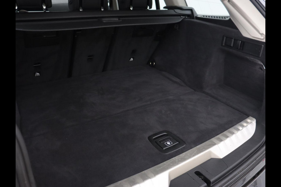 BMW 3-serie 330e Sport Line | Stoelverwarming | Carplay | Sportstoelen | Half leder | Camera | Navigatie | Live Cockpit | DAB | Full LED | Park Assist | Navigatie | Climate control | PHEV | Plug In