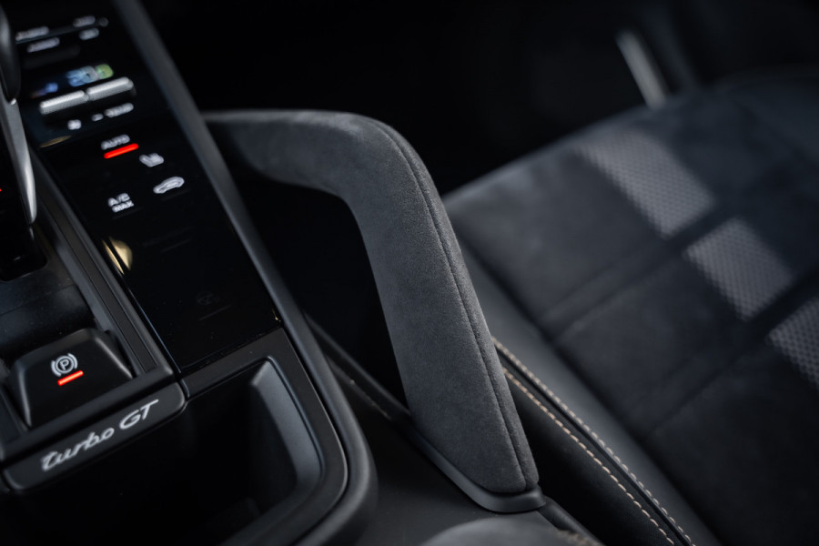 Porsche Cayenne Coupé 4.0 Turbo GT - Origineel NL | Sport Chrono + | Keramisch | Burmester | Carbon Porsche Cayenne Coupé 4.0 Turbo GT - Origineel NL | Sport Chrono + | Keramisch | Burmester | Carbon