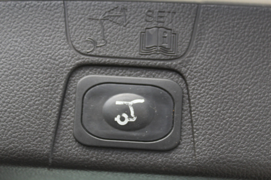 Ford C-MAX 1.0-125pk Titanium. Nette en goed onderhouden hoogzitter ! Volautm. airco dual, panoramadak, parkeersensoren, metallic lak,  telefoonvoorb., navigatie, LM wielen, Ford C-MAX 1.0-125pk Titanium. Nette en goed onderhouden hoogzitter ! Volautm. airco dual, panoramadak, parkeersensoren, metallic lak,  telefoonvoorb., navigatie, LM wielen,