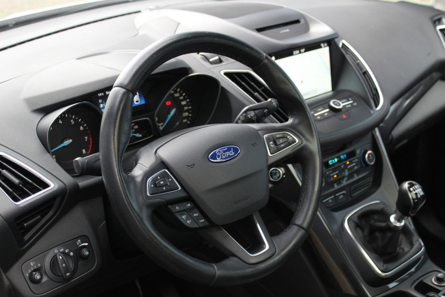 Ford C-MAX 1.0-125pk Titanium. Nette en goed onderhouden hoogzitter ! Volautm. airco dual, panoramadak, parkeersensoren, metallic lak,  telefoonvoorb., navigatie, LM wielen, Ford C-MAX 1.0-125pk Titanium. Nette en goed onderhouden hoogzitter ! Volautm. airco dual, panoramadak, parkeersensoren, metallic lak,  telefoonvoorb., navigatie, LM wielen,