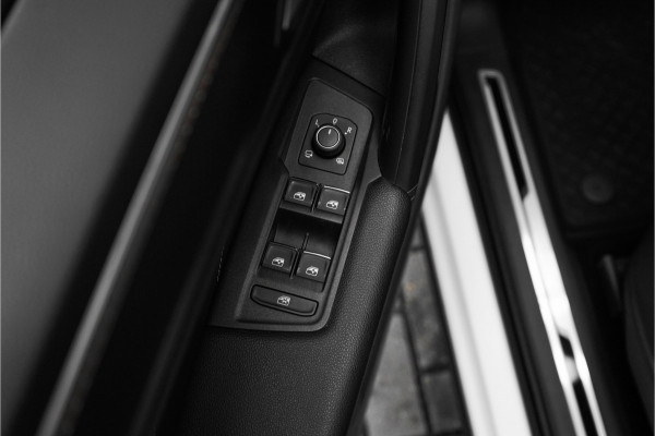 Volkswagen Tiguan 1.5 TSI R-Line Pano ACC 21" BTW Volkswagen Tiguan 1.5 TSI R-Line Pano ACC 21" BTW