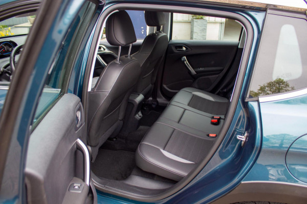 Peugeot 2008 1.2 PureTech Allure 110pk | Prijs rijklaar incl. 12 mnd garantie | Trekhaak Lmv Camera Clima Navi Bluetooth