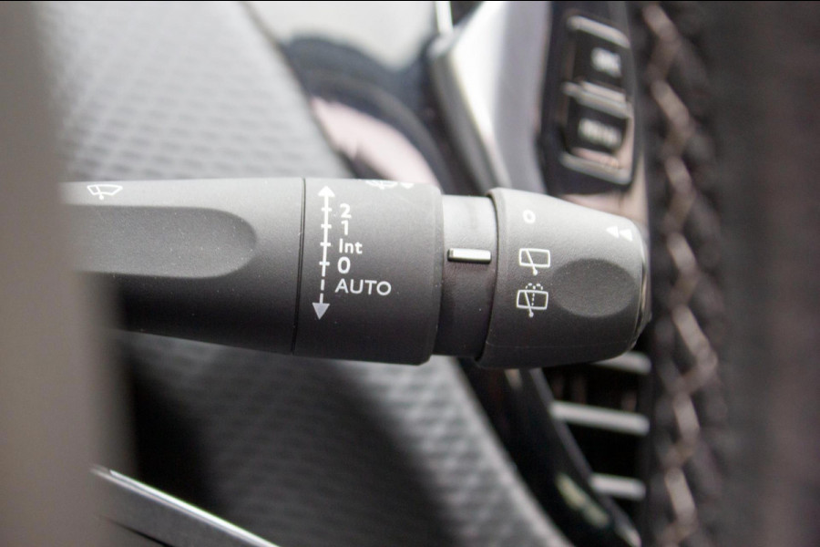 Peugeot 2008 1.2 PureTech Allure 110pk | Prijs rijklaar incl. 12 mnd garantie | Trekhaak Lmv Camera Clima Navi Bluetooth