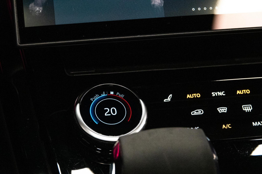 Land Rover Range Rover Sport D300 HSE Dynamic *Meridian / Luchtvering / Stoelventilatie / Panorama / HUD / Surround View* Land Rover Range Rover Sport D300 HSE Dynamic *Meridian / Luchtvering / Stoelventilatie / Panorama / HUD / Surround View*