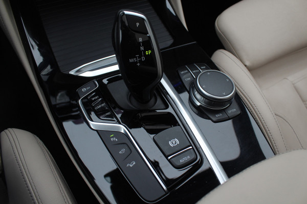 BMW X4 M40i High Executive / Trekhaak / Panoramadak / Camera / Head-up / Luxe Leder / 21'' / Harman Kardon / Navigatie / Stuur+Stoelverwarming / DAB / Dodehoek / Cruise Control BMW X4 M40i High Executive / Trekhaak / Panoramadak / Camera / Head-up / Luxe Leder / 21'' / Harman Kardon / Navigatie / Stuur+Stoelverwarming / DAB / Dodehoek / Cruise Control