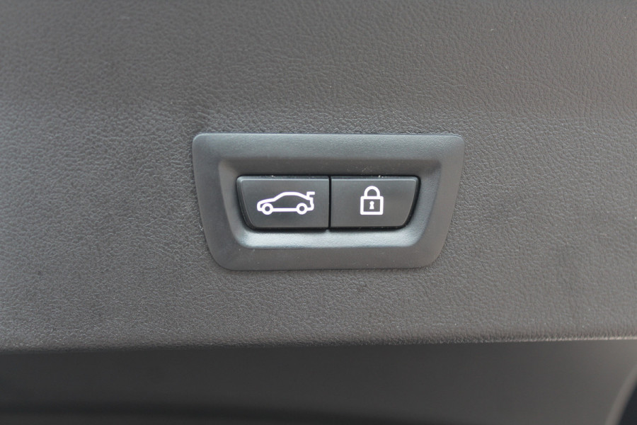 BMW X4 M40i High Executive / Trekhaak / Panoramadak / Camera / Head-up / Luxe Leder / 21'' / Harman Kardon / Navigatie / Stuur+Stoelverwarming / DAB / Dodehoek / Cruise Control BMW X4 M40i High Executive / Trekhaak / Panoramadak / Camera / Head-up / Luxe Leder / 21'' / Harman Kardon / Navigatie / Stuur+Stoelverwarming / DAB / Dodehoek / Cruise Control