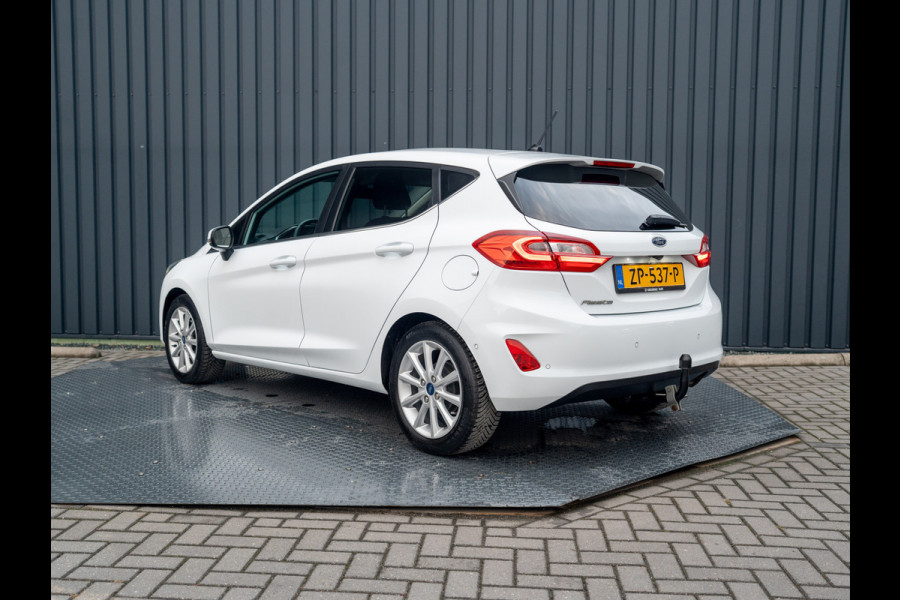 Ford Fiesta 1.0 EcoB. Aut. Titanium | Trekhaak | Stoel & Stuur verw. | Camera | Navi | PDC V&A | Prijs Rijklaar!! Ford Fiesta 1.0 EcoB. Aut. Titanium | Trekhaak | Stoel & Stuur verw. | Camera | Navi | PDC V&A | Prijs Rijklaar!!